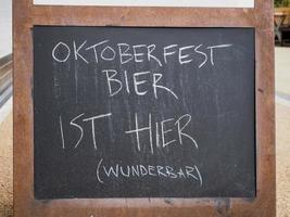 oktoberfest öl är här tecken foto