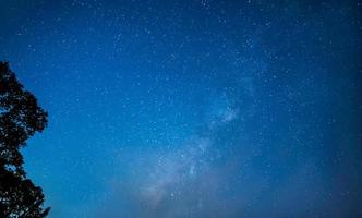 stjärna och mjölkig sätt på natt himmel foto