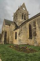 de kyrka av helgon ren engelska. var de Fallskärmsjägare john steele av de 82:a luftburet landat på de torn av de kyrka. normandie Frankrike 6 februari 2023 foto