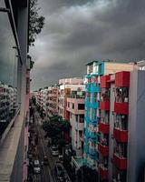 Bangladesh, dhaka, 2023 - de stad himmel var fylld med böljande, grå moln foto