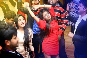 Bangladesh, oktober 23, 2015, ung människors är dans och njuter dj fest på picasso restaurang i huvudstad stad av dhaka. foto