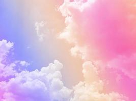 skönhet söt pastell rosa blå färgglad med fluffiga moln på himlen. flerfärgad regnbågsbild. abstrakt fantasi växande ljus foto