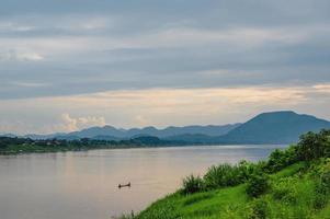 skön landskap av mekhong flod mellan thailand och laos från chiang khan distrikt.den mekong, eller mekong flod, är en gränsöverskridande flod i öst Asien och sydöst Asien foto