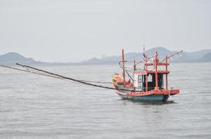 fiskebåt i havet foto