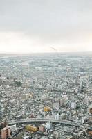 Asien företag begrepp för verklig egendom och företags- konstruktion - panorama- modern stad horisont fågel öga antenn se under dramatisk himmel och morgon- dimma i tokyo, japan foto