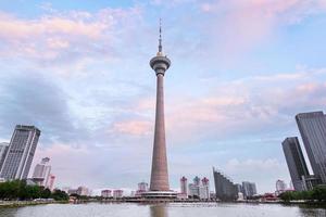 tianjin, Kina - juli 04, 2016-tianta,tv utsända torn.detta torn är de modern högsta landmärke i tianjin stad, Kina. juli 04, 2016 foto