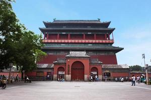 Beijing, Kina - juni 29, 2016-gulou, klocka torn av beijing. de gammal byggnad är belägen i de gammal stad, ursprungligen byggd för musikalisk skäl, senare Begagnade till meddela tid. foto