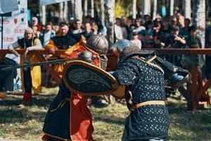 Battle of Knights i rustning med svärd i Bishkek, Kirgizistan 2019 foto