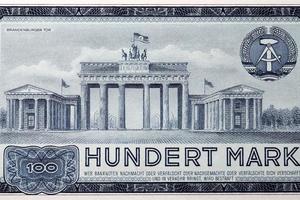 Brandenburg Port i berlin från gammal öst tysk pengar foto