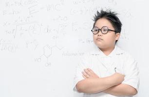 smart asiatisk forskare pojke på whiteborad foto