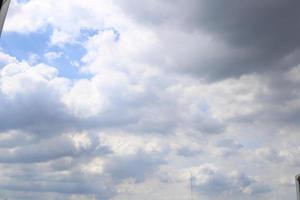 klar blå himmel med vit mjölkig moln atmosfär Sol ljus dagsljus bakgrund clouds molnig foto