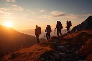 grupp av turist vandring i berg. resenärer med ryggsäckar i berg. utomhus- aktiviteter. skapas med generativ ai foto