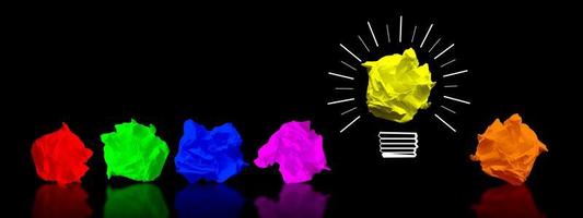 färgrik pappersbollar ljus lökar på svart bakgrund - aning, kreativitet begrepp foto