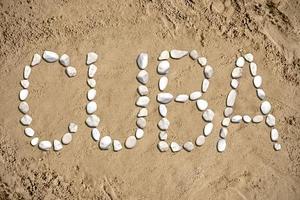 kuba - ord tillverkad med stenar på sand foto