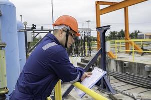 vatten växt underhåll tekniker, mekanisk ingenjörer kolla upp de kontrollera systemet på de vatten behandling växt. foto