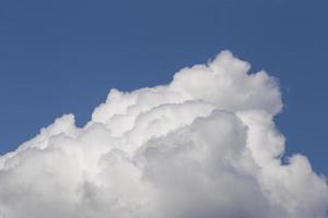 topp av moln i en blå himmel foto