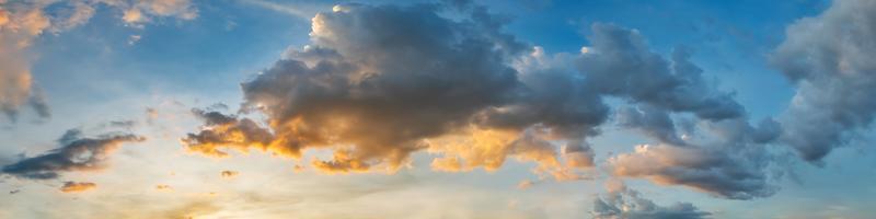 dramatisk panoramahimmel med moln vid soluppgång och solnedgångstid. panoramabild. foto
