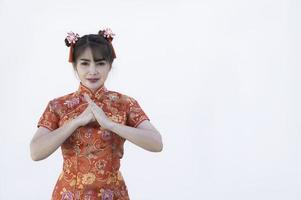 porträtt vacker asiatisk kvinna i cheongsam klänning, thailändska människor, gott kinesiskt nyårs koncept, glad asiatisk dam i traditionell kinesisk klänning foto