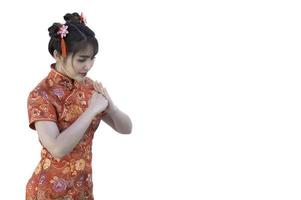 porträtt vacker asiatisk kvinna i cheongsam klänning, thailändska människor, gott kinesiskt nyårs koncept, glad asiatisk dam i traditionell kinesisk klänning foto