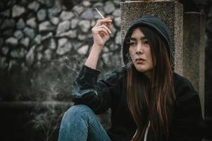 porträtt av missbrukare läkemedel asiatisk kvinna, alkoholist kvinna begrepp foto