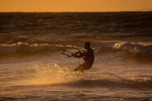 kitesurfer på solnedgång foto