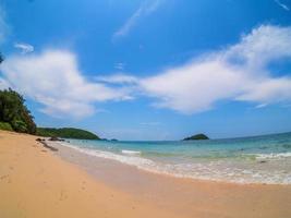 landskap sommar front fisheye vy tropiskt hav strand blå vit sand himmel bakgrund lugn natur hav vacker våg vatten resor nang ram strand östra thailand chonburi exotisk horisont. foto