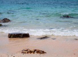 landskap sommar främre se tropisk hav strand sten blå vit sand bakgrund lugna natur hav skön Vinka krascha stänk vatten resa nang Bagge strand öst thailand chonburi exotisk horisont. foto