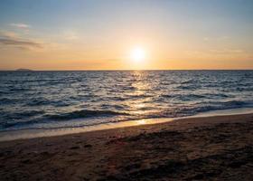 panorama främre synpunkt landskap resa sommar hav vind Vinka Häftigt på Semester lugna kust stor Sol uppsättning himmel ljus orange gyllene natur tropisk skön kväll timme dag på smäll san strand thailand. foto