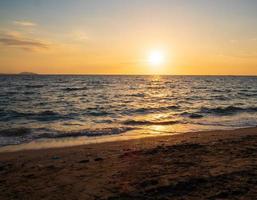 panorama främre synpunkt landskap resa sommar hav vind Vinka Häftigt på Semester lugna kust stor Sol uppsättning himmel ljus orange gyllene natur tropisk skön kväll timme dag på smäll san strand thailand. foto