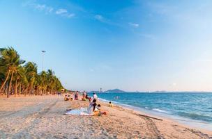 chon buri thailand, 24 dec 2021, frontvy av vyn bangsaen beach blå himmel palmträd med atmosfär. turister människor tycker om resa resor är avkopplande på stranden under solnedgången sommar i semester. foto