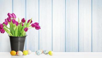 vacker påskbakgrund med färgglada tulpaner och påskägg. foto