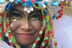 Jember, jawa timur, indonesien - augusti 25, 2015 jember mode karneval deltagarna är ger deras bäst prestanda med deras kostymer och uttryck under de händelse, selektiv fokus. foto