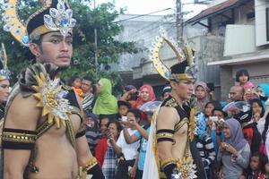 Jember, jawa timur, indonesien - augusti 25, 2015 jember mode karneval deltagarna är ger deras bäst prestanda med deras kostymer och uttryck under de händelse, selektiv fokus. foto