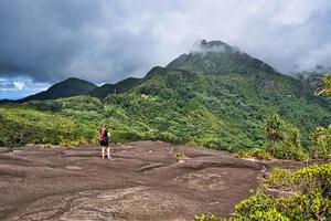 copolia spår ung kvinna vattning Seychellerna högsta fjäll, morgon seychellois mahe Seychellerna foto