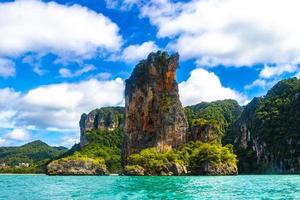 tropisk paradis turkos vatten strand och kalksten stenar krabi thailand. foto