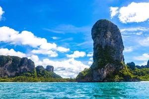 tropisk paradis turkos vatten strand och kalksten stenar krabi thailand. foto