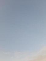 skön vit moln på djup blå himmel bakgrund. stor ljus mjuk fluffig moln är omslag de hel blå himmel. foto