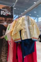 kamchatka, Ryssland, okt 17, 2019 - hanbok - koreanska traditionell kvinnor kläder vibrerande Färg för klädsel under traditionell tillfällen festivaler, firande, ceremonier. klänning hängande på kläder galge. foto