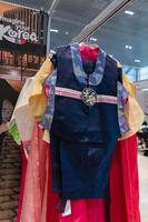 traditionell koreanska kvinnor klänning hanbok vibrerande Färg foto