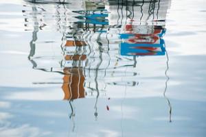 reflektioner på vatten på husavik hamn. island foto