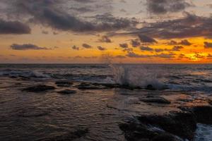 hav strand på solnedgång i indonesien foto