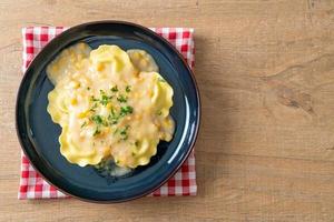 ravioli pasta med majs ost sås foto