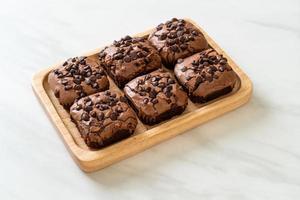 mörk choklad brownies toppad av chokladflis foto