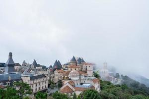 landskap se av slott är täckt med dimma på bana kullar franska by, da nang, vietnam foto