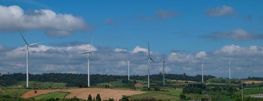 landskap av vind turbiner på kullar med blå himmel bakgrund. förnybar energi begrepp foto