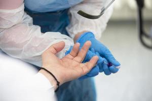 ta en blod testa från en finger i en medicinsk laboratorium närbild. foto