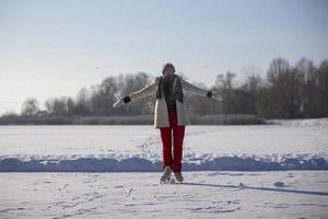 en kvinna går is skridskoåkning i vinter- på ett isig sjö. foto