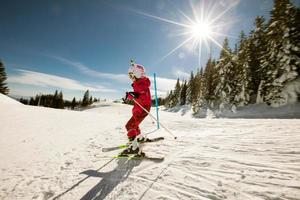 flicka på vinter- skidåkning salighet, en solig dag äventyr foto