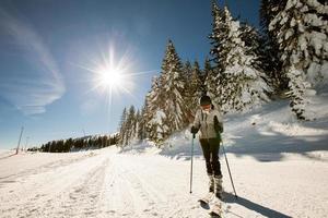 ung kvinna på vinter- skidåkning salighet, en solig dag äventyr foto