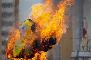 maslenitsa. brinnande fågelskrämma. etnisk docka på brand. foto